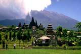 Храм на о. Бали. Нажмите для увеличения изображения.